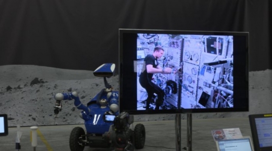太空人在國際太空站上遙控地面的機械人運作