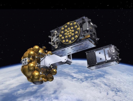 畫家筆下兩顆新伽利略導航衛星在軌道飛行