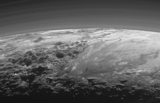 新視野號飛掠冥王星15分鐘後回望背光的地貎景色