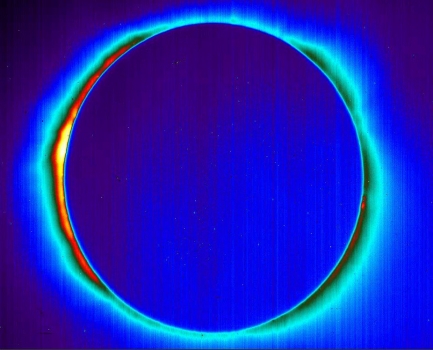 日冕清晰可見的日食紅外線照片