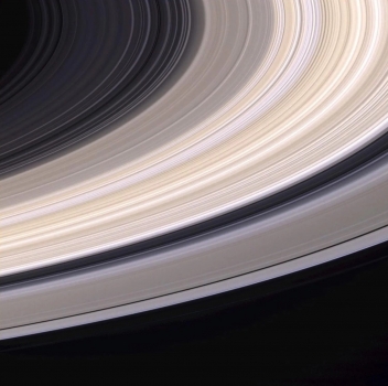 土星環的條紋顏色可能來自於被困在環冰中的少量雜質所造成
