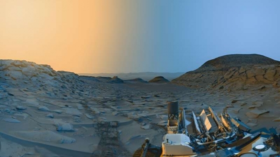 這張全景圖是由好奇號於2023年4月8日拍攝的火星蓋爾隕石坑標記帶谷（Marker Band Valley）的兩張照片合併而成，分別是在當地時間的上午和下午。原始圖像是黑白拍攝的，然後進行上色，右邊部分（藍色天空）代表上午的場景，左邊部分（黃色天空）代表下午的場景