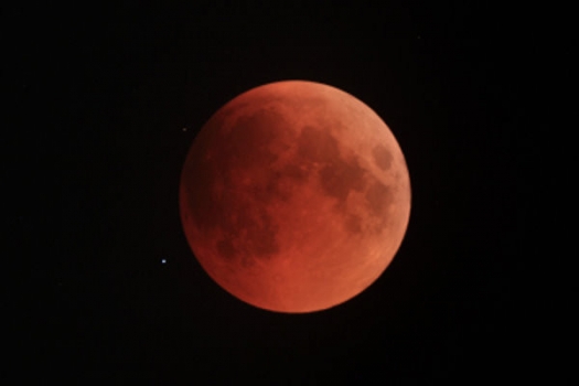 月食時月亮呈現紅色