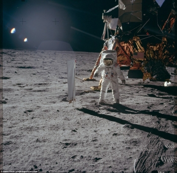 太陽神11號太空人杭思朗在月球上的照片