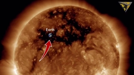 十月十日太陽表面出現巨大的日冕洞