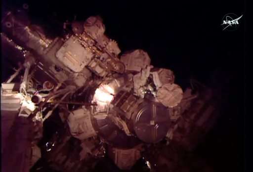 太空人在太空站外修理氨氣冷卻系統工作情況