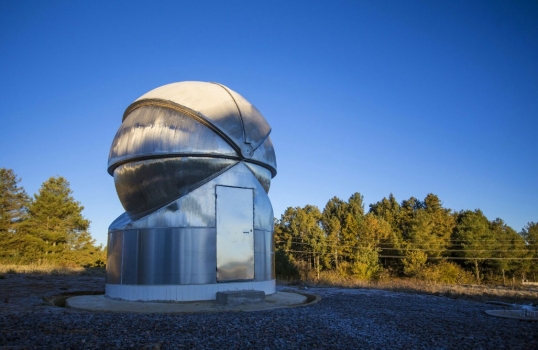 0.45米寬視場望遠鏡的全開合式圓頂室