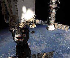 進步號貨運太空船停泊在國際太空站俄羅斯艙段