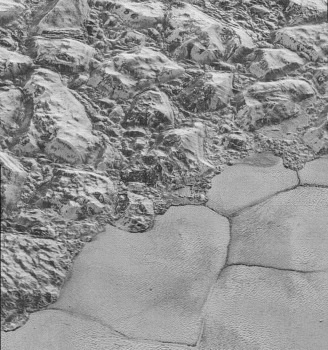 冥王星史普尼克平源與山區的分界線