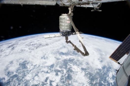 國際太空站上機械臂抓住天鵝座太空船