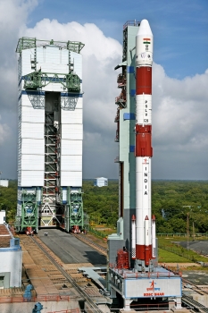 印度極地運載火箭在發射台等待