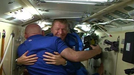英國太空人與太空空迎接他的太空人擁抱
