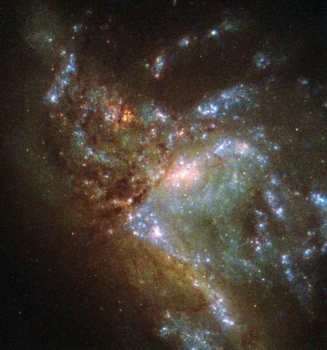 正在合併中的NGC 6052星系