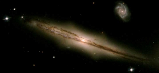  河外星系PGC 65414 ，它有明顯的盒狀核球