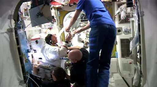 其他太空人協助檢查科普拉的頭盔