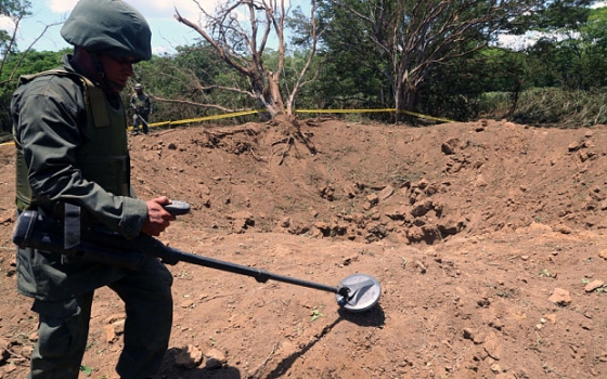 印度軍警探測坑穴的墜落物體