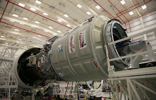 天鵝座貨運太空船預備安裝在擎天神火箭