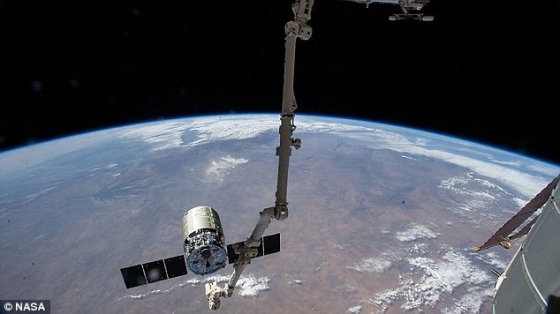天鵝號貨運太空船脫離國際太空站機械臂