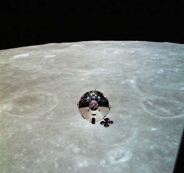 由登月艙拍攝的太陽神十號指令艙