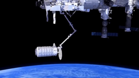 國際太空站機械臂抓住天鵝座貨運太空船