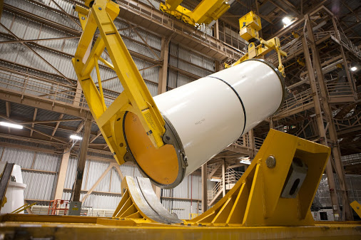 在工廠內裝配及測試固體火箭助推器