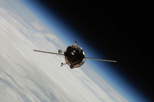 進步號貨運太空船靠近國際太空站