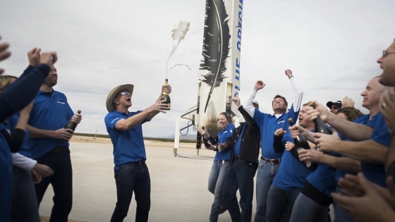 工作人員慶祝新謝帕德號太空船成功回收