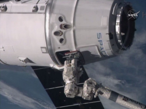 屆時國際太空站加拿大機械臂將會爪住飛龍號太空船