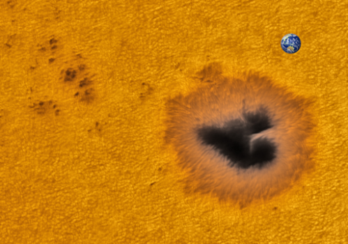 地球(右上角)的大小和心形的太陽黑子比較