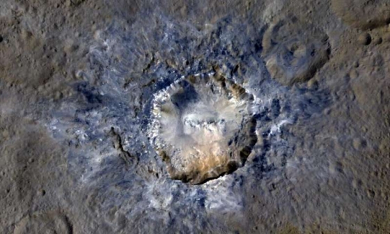 霍蘭德隕石坑的高清照片