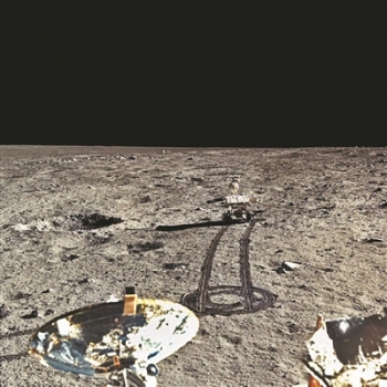 玉兔號月球車行駛留下的車輪痕跡
