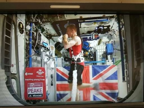 皮克在國際太空站的跑步機上進行馬拉松賽跑