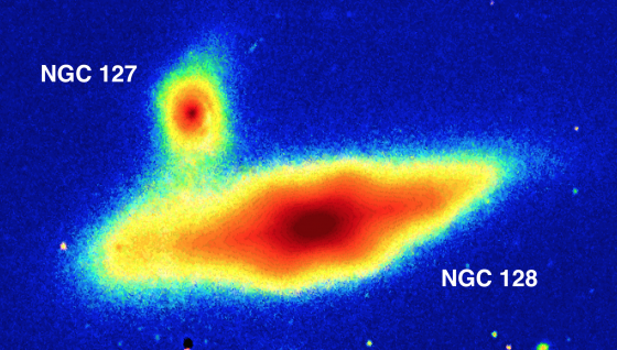 NGC128中心形隆起的花生殼星系盤