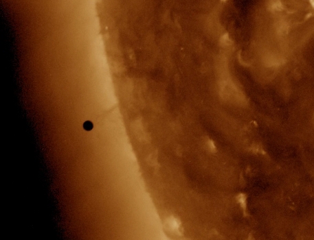 水星在初外切前出現在太陽日冕影像之中