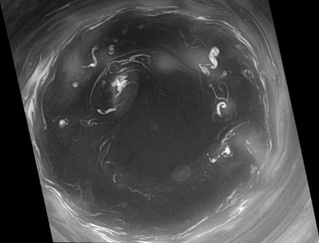 土星南極區域稱為「黑眼」的巨大風暴
