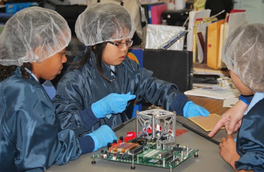 小學生正在裝配微型衛星