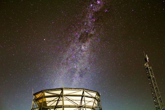 位於智利阿塔卡瑪沙漠的西蒙斯天文台