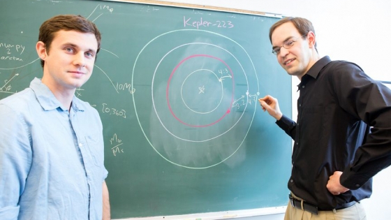 兩位刻卜勒-233恆星的行星系統研究學者