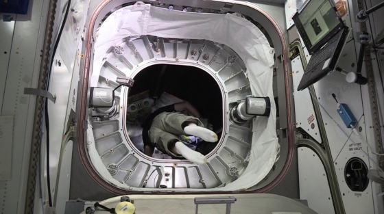 美國太空人進入活動擴展太空艙充氣過程