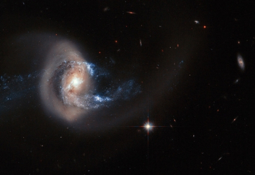 NGC7714 形狀受到鄰近星系扭曲