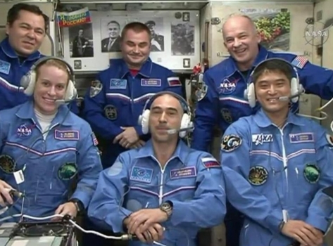 三位太空人(前排)抵達太空站與其他太空人合照