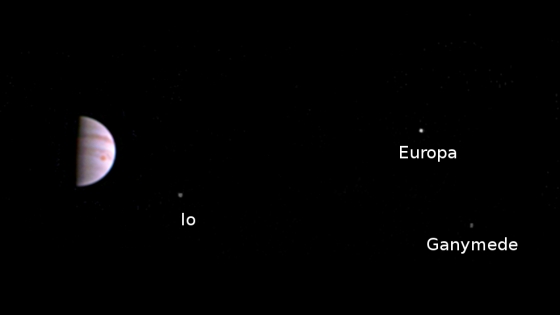 朱諾號進入軌道後拍攝的第一張照片