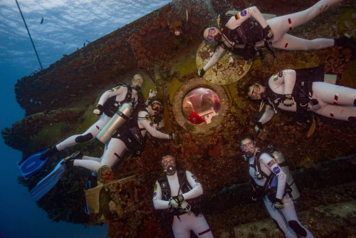 太空人在水底進行模擬任務訓練