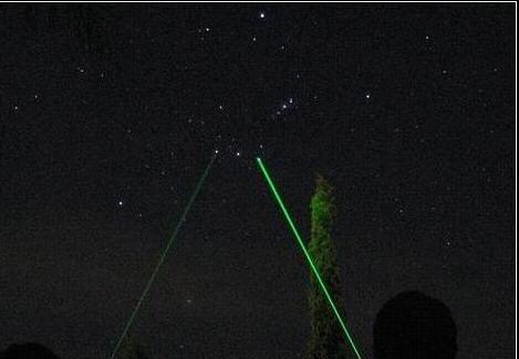 利用綠色激光指星筆輔助辨認星座