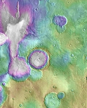 火星上年輕的著名古河谷網「心湖」