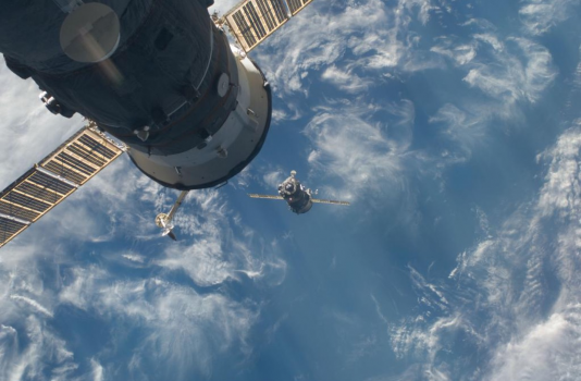 聯盟號MS-02太空船靠近國際太空站