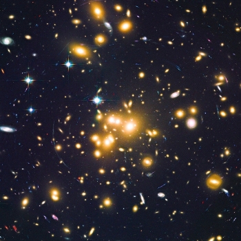 Abell 1689大質量星系對背景星系產生重力透鏡效應