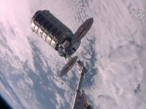 天鵝號太空船脫離國際太空站的照片