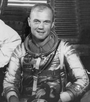 小尊·赫歇爾·格倫穿著乘搭友誼七號的太空衣