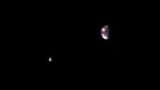 在火星軌道上拍攝的地球和月球照片